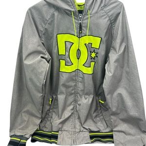 DC shoes men’s mid weight jacket with hood and thumb holes in cuff.
